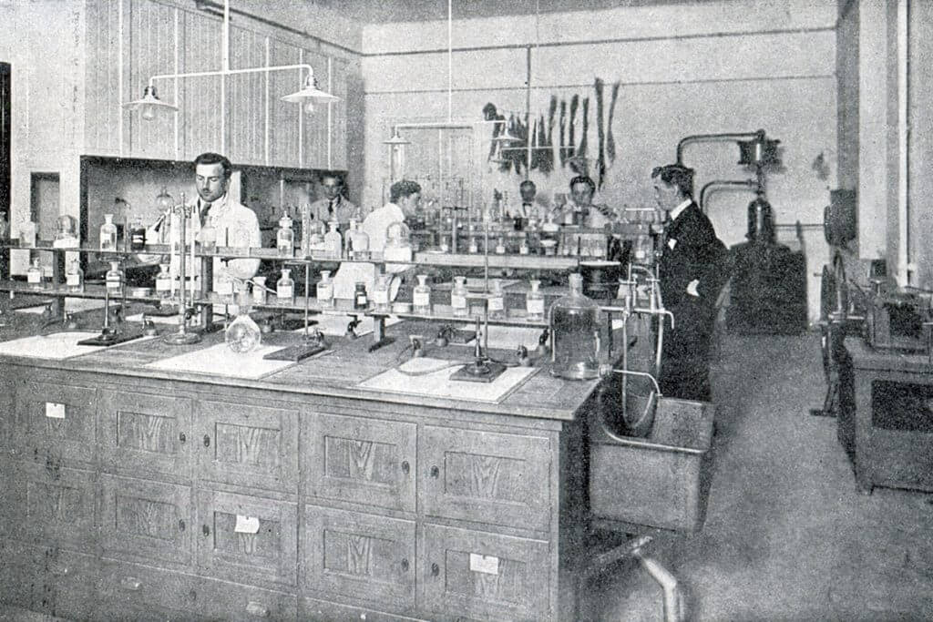Práce v chemické laboratoři, 20. léta