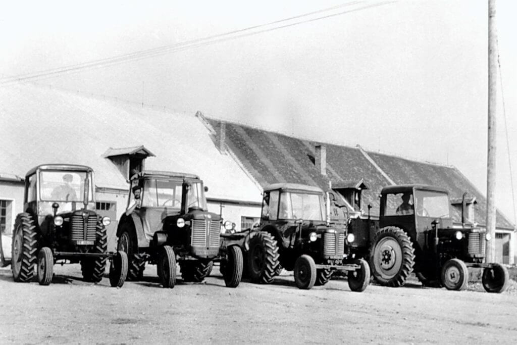 Traktorový park před dílnami hlavního střediska, Žabčice, 60. léta